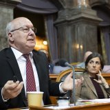 Cette motion conduira à la fin du choix du médecin pour les patients, a averti Pierre-Yves Maillard (PS/VD), en vain. KEYSTONE/PETER KLAUNZER